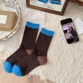Calcetines de invierno para mujer en marrón oscuro con diseño color-block azul suave - Talla única / Café/Azul Cielo