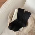Chaussettes mi-mollet noires à côtes classiques en coton de style minimaliste - Taille unique / Noir