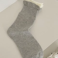 Calze grigie in maglia con bordi a balze a doppio strato e motivo a pois minimalista - Grigio