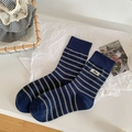 Calze a righe blu scuro e gialle con ricamo Bee su sfondo di carta bianca piegata - Taglia unica / Blu scuro