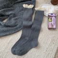 Dunkelgraue Socken mit vertikalen Streifen und vintage Spitzenbesatz für süßen Look - Einheitsgröße / Dunkelgrau