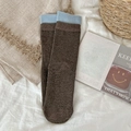Calze minimaliste marroni e blu chiaro con blocchi di colore e trama a coste verticali - caffè