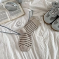 Klassische beige-schwarz gestreifte Socken aus weichem Baumwollstrick für die Freizeit - Khaki