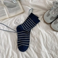 Dunkelblaue mittellange Stricksocken mit gelben Streifen auf weißem Hintergrund - Dunkelblau