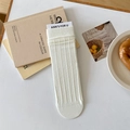 Calze bianche a coste con trama verticale e carta del marchio in stile lifestyle - Righe Verticali