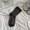 Dunkelkaffeebraune mittellange Baumwollsocken mit weißen horizontalen Streifen - Kaffeebraun