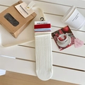 Cremefarbene Strick-Wadenstrümpfe mit rot-hellblau gestreiften Bündchen im College-Stil - Wellenmuster (Kontrast Rauten Jacquard)
