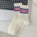 Retro cremefarbene Sportsocken mit lila Streifen und REST Jacquard-Schriftzug Design - Lila Gestreifter REST-Stil