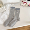 Calze grigie in maglia con polsini blu a coste e ricamo di un cucciolo bianco - Stile Ricamo Cane Grigio (Polsino Blu)