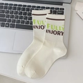 Weiße Socken im College-Stil mit braunen Streifen und fully enjoy Schriftzug - Grüner Buchstaben-Stil