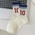 Weiße Socken mit Stay Active Text und Nummer 10 Druck im Retro-Sport-Stil - Blauer Nummer 10 Stil