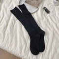 Calcetines altos negros acanalados con borde enrollado en un ambiente hogareño acogedor - Talla única / Negro
