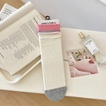 Beige gerippte Crew-Socken mit rosa Rüschenbündchen und grauen Akzenten für Damen - Schleife-Stil