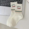 Retro-Sportsocken in Creme mit grünen Streifen und 1998-Grafik auf Rippbündchen - Grüner 1998 Nummer Stil