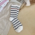 Witte gebreide halfhoge sokken met donkerblauwe en rode strepen in retro-stijl - Wit met blauw-rode strepen