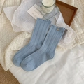 Hellblaue Rippstrick-Socken mit Rüschensaum und goldener Ziertaste in gemütlichem Stil - Einheitsgröße / Blau