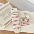 Süße cremefarbene Wadensocken mit rosa-grauen Streifen und Herz-Jacquard-Muster - Herz-Stil