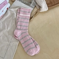Roze gestreepte halfhoge katoenen sokken met geribbelde textuur en vintage kleurvlakken - Roze