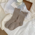 Braune Vintage-Rippsocken mit Rüschenrand und Metallknopf-Detail für Damen - Einheitsgröße / Hellkaffee