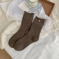 Braune Vintage-Stricksocken mit Rüschenkanten und einem minimalistischen Silberschnallen-Detail - Einheitsgröße / Dunkelkaffee