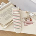 Naturweiße Zopfstrick-Socken mit pinken und dunkelgrauen Streifen und Schleife - Dünn Gestreifter Stil