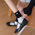 Calcetines con bordes rizados en contraste usados con zapatos Mary Jane de charol - Blanco