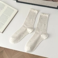 Beigefarbene Baumwollsocken mit bunten Konfetti-Punkten und gewelltem Rüschenrand - Weiß