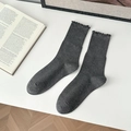 Dunkelgraue Socken mit Rüschenrand und farbigen Noppen auf weißer Oberfläche - Dunkelgrau