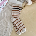 Chaussettes rétro à rayures beige et marron en maille pour un look d'automne cosy - Café clair avec rayures orange
