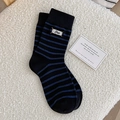Calze vintage nere a righe blu con ricamo 'Bee' presentate su pile morbido - Taglia unica / Nero