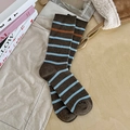 Chaussettes mi-mollet en tricot marron foncé avec rayures bleues et orange style hiver - Café foncé avec rayures bleues