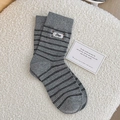 Calze a righe grigio chiaro con ricamo 'Bee' su sfondo in pile morbido - Taglia unica / Grigio