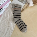 Chaussettes mi-mollet vintage à rayures noir et gris sur un bureau en bois - Café moyen avec rayures noires