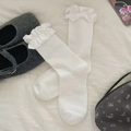 Chaussettes blanches en dentelle avec texture côtelée, style ballerine, vue à plat - Taille unique / Blanc
