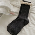 Calze grigio scuro a coste con bordo in pile crema sui polsini per uno stile dolce - Taglia unica / grigio scuro