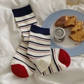 Niedliche Socken im japanischen Stil, cremefarben mit blauen Streifen und roten Details - Einheitsgröße / Vollständig gestreift