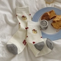 Wadenhohe Baumwollsocken in Beige mit roten Punkten und einem süßen Welpen-Design - Einheitsgröße / Weißer Hintergrund mit Punkten