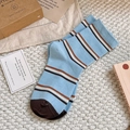 Retro-Socken in Himmelblau mit gestreiftem Muster und Vintage-Farbblöcken - Einheitsgröße / Blau