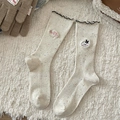 Beigefarbene Socken mit süßer Stickerei und schwarzem gewelltem Saum für Damen - Off-white mit Hund (Weißer Hund)