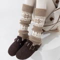 Détail de jambières à motif Fair Isle avec tricot flocon et sabots en laine - Taille unique / Khaki