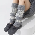 Détails de la maille des jambières gris foncé à motifs Fair Isle et flocons de neige - Taille unique / Gris clair