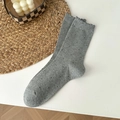Hellgraue mittellange Socken mit schwarzen Punkten und gewellten Rändern - Hellgrau