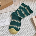Vintage dunkelgrüne Streifensocken mit gelber Kontrastspitze und Stricktextur-Finish - Einheitsgröße / Grün