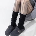 Schicke schwarze Strick-Beinstulpen mit Lochmuster und grauen Filz-Mules für Damen - Schwarz