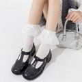 Nahaufnahme von Mary Jane Schuhen mit hohlen Spitzensocken und Schleifen im Lolita-Stil - Weiß