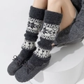 Détail de jambières en maille Fair Isle à motifs flocons et de chaussons en feutre gris - Taille unique / Gris clair
