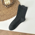 Dunkelgraue Socken mit weißen Punkten und Rüschensaum in gemütlicher Atmosphäre - Dunkelgrau