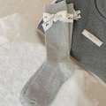 Calcetines grises de canalé con lazo de encaje blanco y cinta en color azul claro - Talla única / Gris
