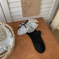 Calze Lolita nere con bordo in pizzo bianco e fiocco su piano di legno - Taglia unica / Nero