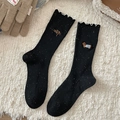 Schwarze gesprenkelte Socken mit Hunde-Stickerei und weißem Rüschenrand-Design - Schwarz mit Hund